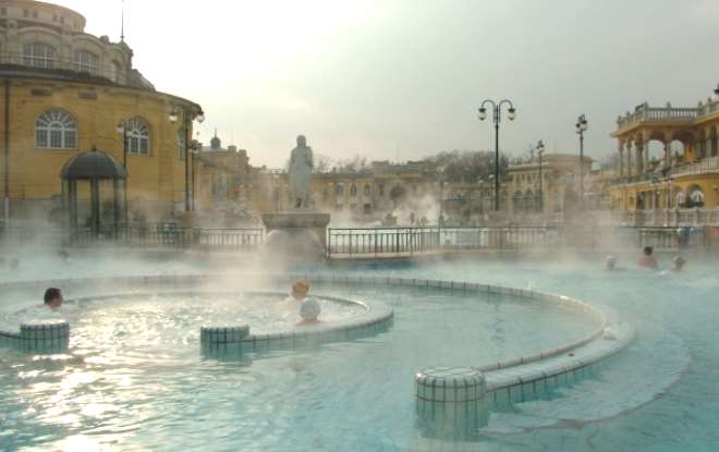 Термальная лечебная вода одного курортов венгрии. Венгрия купальни Сечени. Венгрия Будапешт термальные источники. Термальные купальни Сечени. Венгрия Будапешт термальный бассейн.